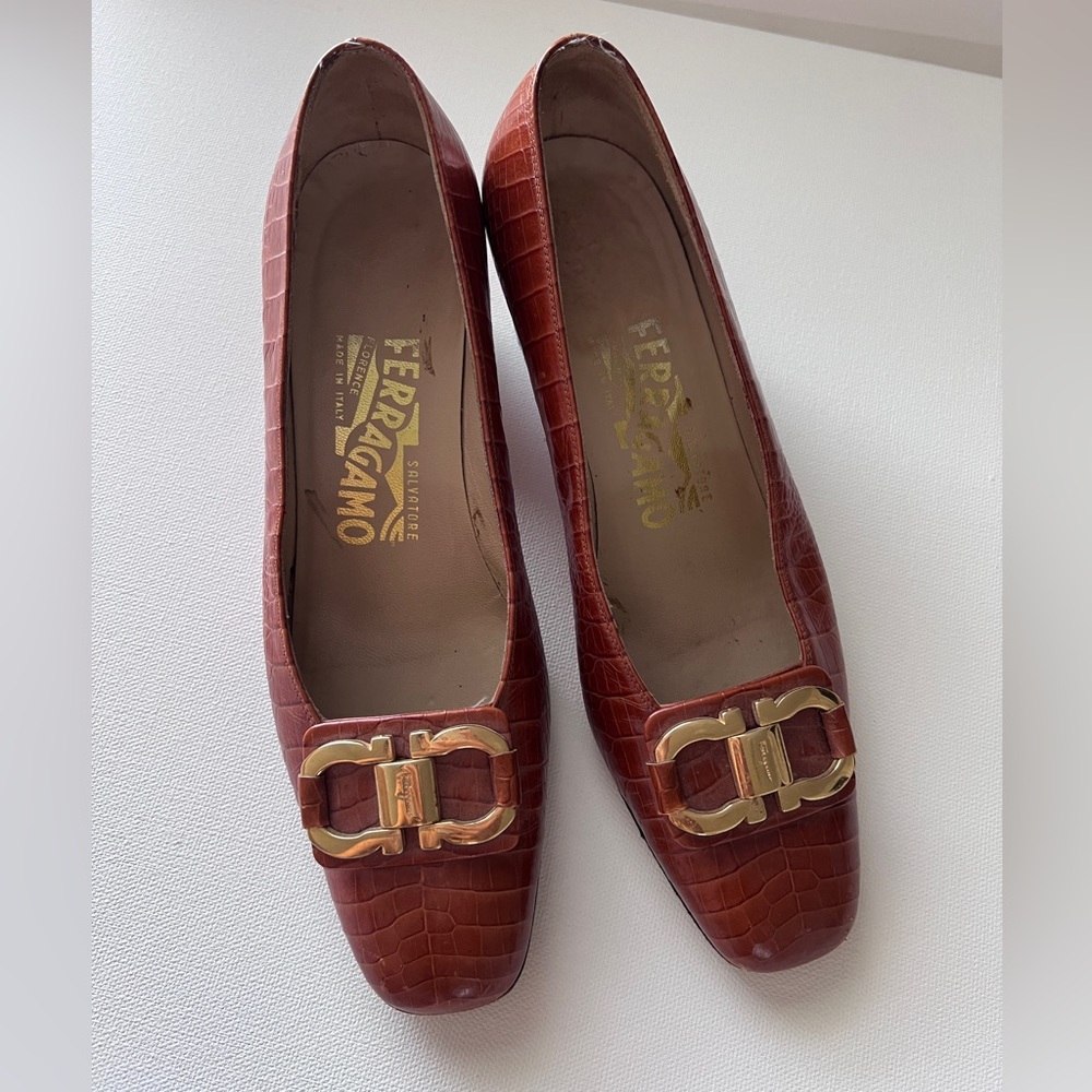 Vintage Gancini buckle Salvatore Ferragamo  caramel brown tann croc heels size 6